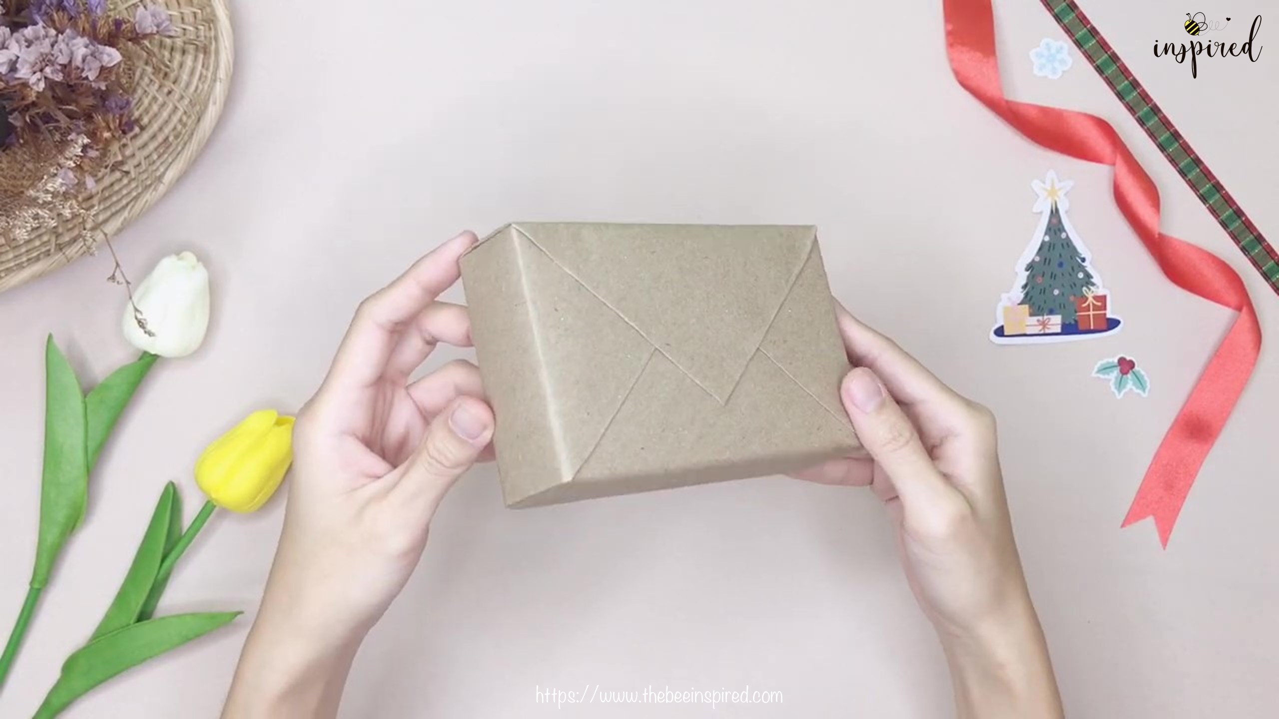 DIY วิธีห่อของขวัญวันวาเลนไทน์ วันปีใหม่ วันคริสมาส & วันเกิด แบบประหยัดกระดาษ_ Gift Wrapping Hack_17