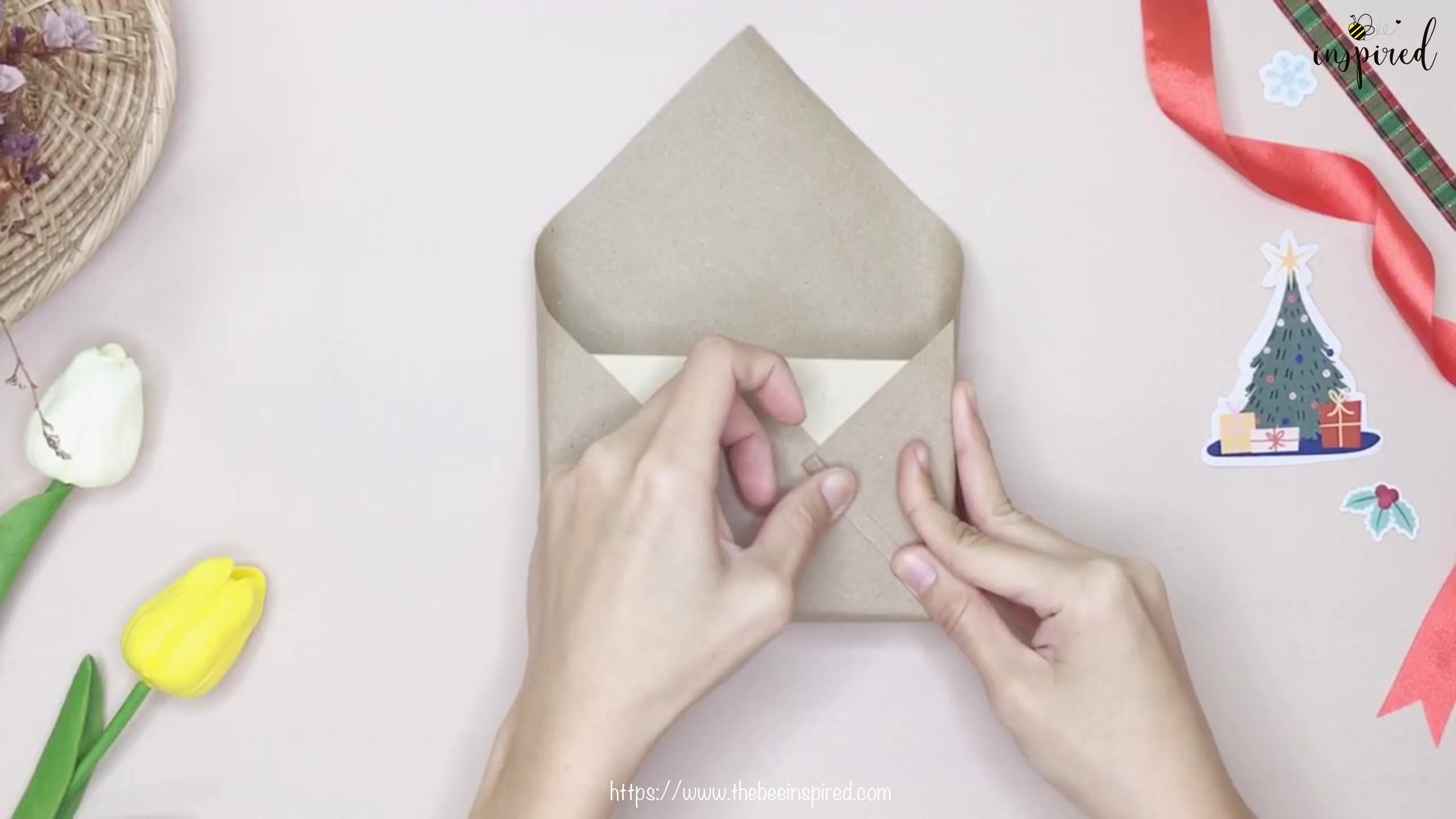 DIY วิธีห่อของขวัญวันวาเลนไทน์ วันปีใหม่ วันคริสมาส & วันเกิด แบบประหยัดกระดาษ_ Gift Wrapping Hack_7