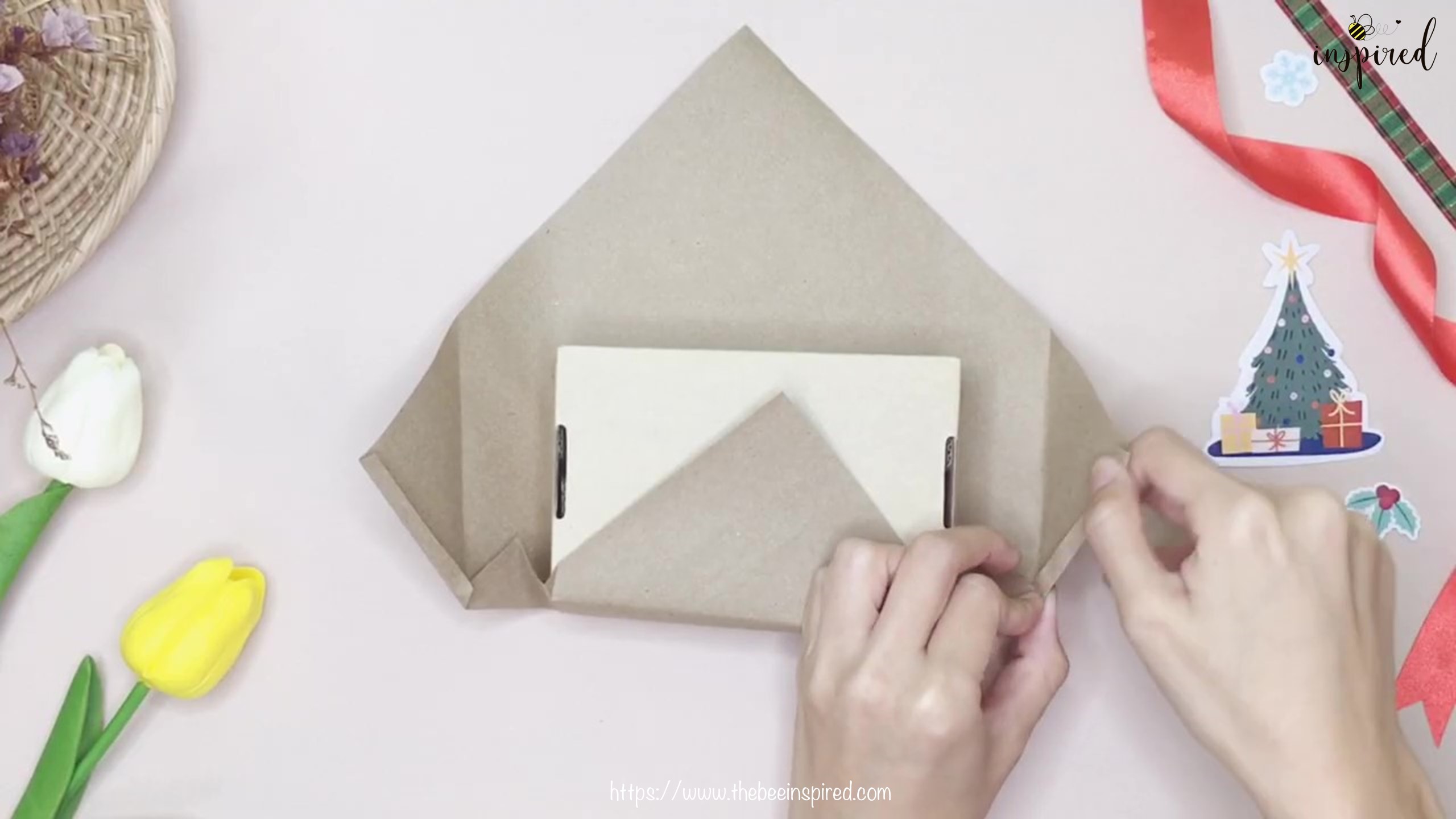DIY วิธีห่อของขวัญวันวาเลนไทน์ วันปีใหม่ วันคริสมาส & วันเกิด แบบประหยัดกระดาษ_ Gift Wrapping Hack_8