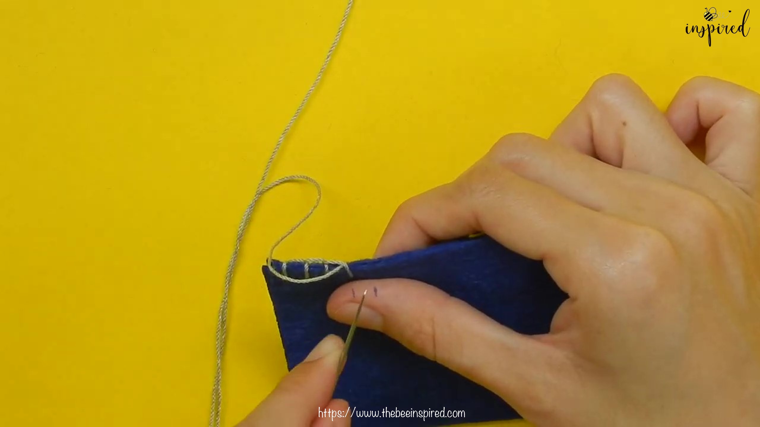 วิธีการเย็บลายปักริมผ้าห่ม (How to Sew a Blanket Stitch) _ วิธีเย็บเก็บริมผ้าโดยไม่ใช้จักรโพ้ง_12