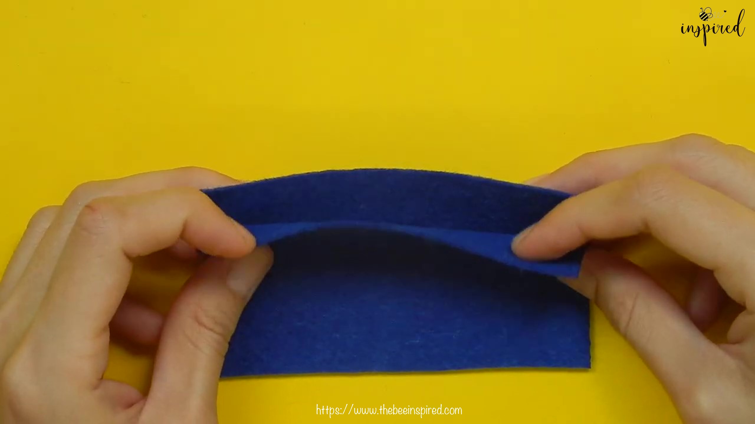 วิธีการเย็บลายปักริมผ้าห่ม (How to Sew a Blanket Stitch) _ วิธีเย็บเก็บริมผ้าโดยไม่ใช้จักรโพ้ง_2
