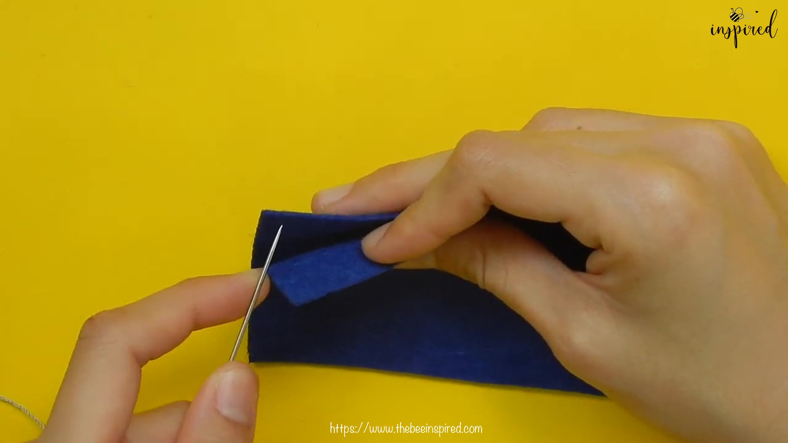 วิธีการเย็บลายปักริมผ้าห่ม (How to Sew a Blanket Stitch) _ วิธีเย็บเก็บริมผ้าโดยไม่ใช้จักรโพ้ง_3