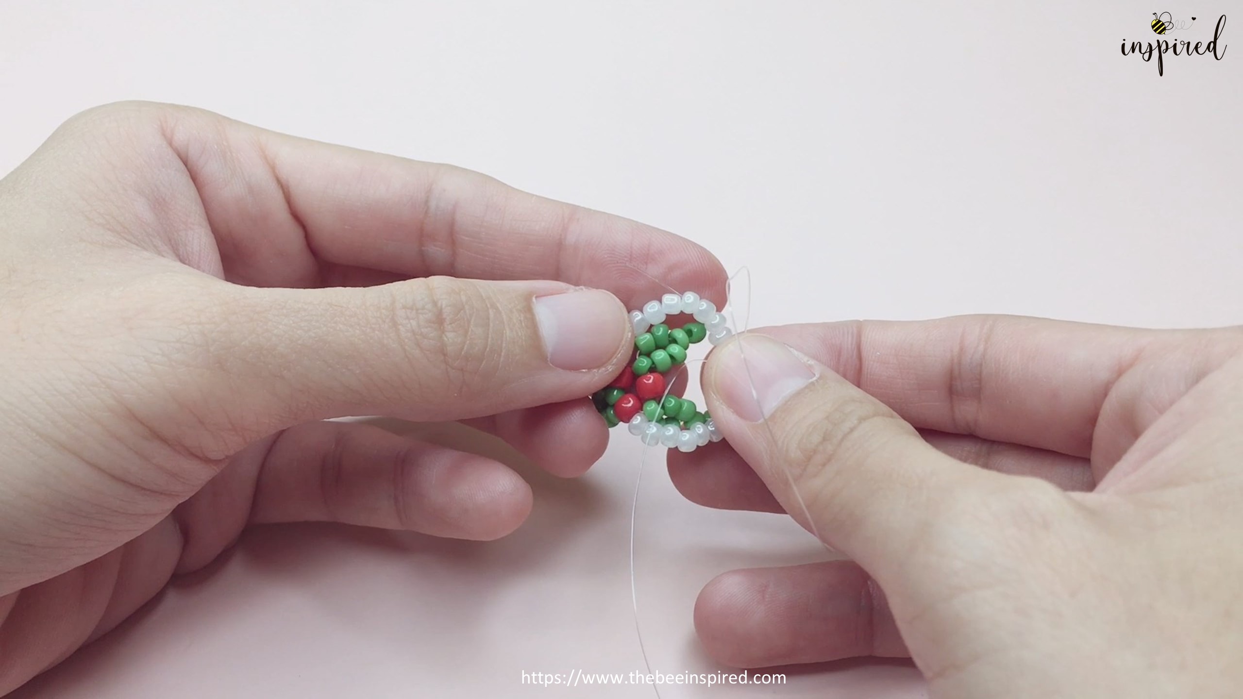 How to Make Mistletoe Beaded Ring for Christmas_33
